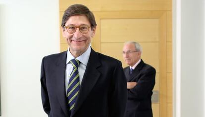 José Ignacio Goirigolzarri, presidente de Bankia, delante del presidente de Etnor, Francisco Pons.