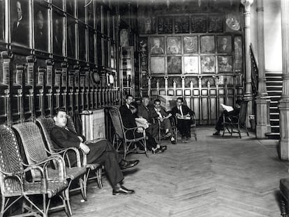 Una imagen de época de la galería de retratos, amueblada con sillas de mimbre.