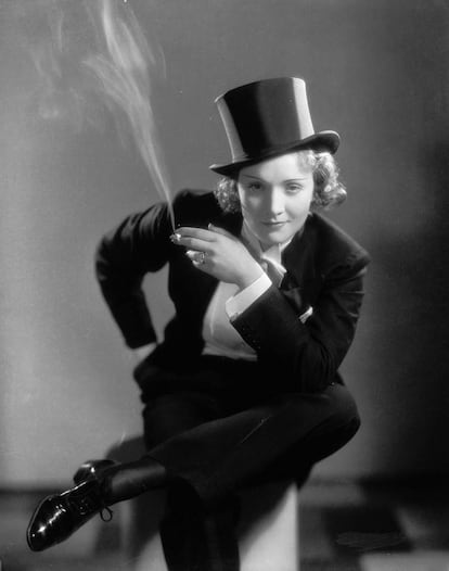 Marlene Dietrich gab ihr Hollywood-Debüt als Amy Jolly im Smoking im Film „Marokko“ (1930) unter der Regie von Josef von Sternberg.