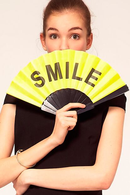 El muy castizo abanico se reinventa de la mano de ASOS, con esta pieza de inspiración smiley (4,07 euros). Ahora abanicarse ya no es cosa de abuelas.