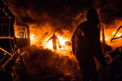 Manifestantes antigubernamentales queman neumáticos durante los enfrentamiento contra la policía antidisturbios. Manifestantes y policía ucraniana mantuvieron un tenso enfrentamiento a pesar de una tregua y la oferta de concesiones por el presidente Viktor Yanukovich.