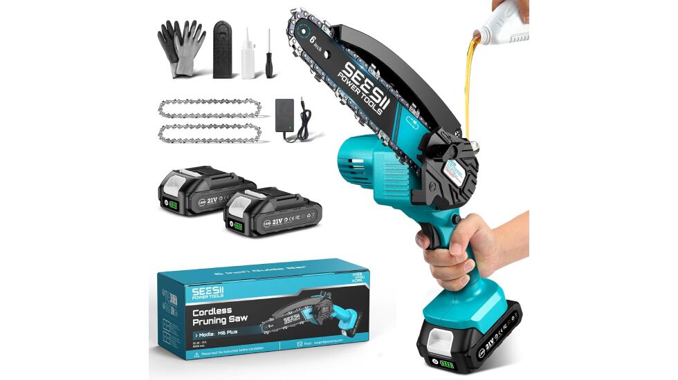 Minimotosierra a batería con 900 vatios de potencia.