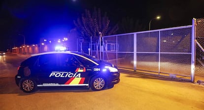 El coche de la Policia que llev&oacute; a prisi&oacute;n a dos de los seis policias acusados por el presunto homicidio de Diego P&eacute;rez.