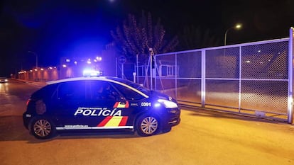 El coche de la Policia que llev&oacute; a prisi&oacute;n a dos de los seis policias acusados por el presunto homicidio de Diego P&eacute;rez.