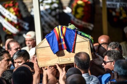 Los deudos llevan el ataúd de Oguz Arda Sel, 9 años, durante la ceremonia fúnebre en el distrito de Uzunkopru en Edirne (Turquía). El descarrilamiento de convoy en el noroeste de Turquía debido a la eroisión del suelo, causada por las fuertes lluvias, se saldó con veinticuatro víctimas mortales y cientos de heridos.