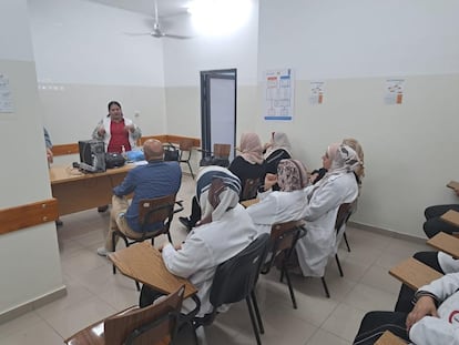 Michelle Ravell da orientación médica a ciudadanos palestinos, en una clínica de Médicos Sin Fronteras en Gaza.