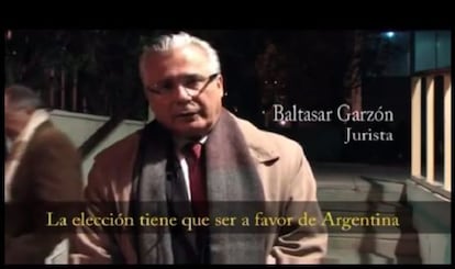 Garzón en un fotograma del vídeo contra los fondos 'buitres'.