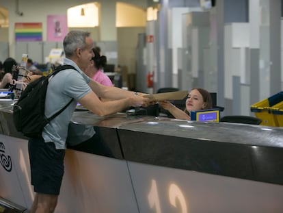 Una persona recoge la documentación para ejercer el voto en la oficina de Correos de Cibeles, en Madrid.