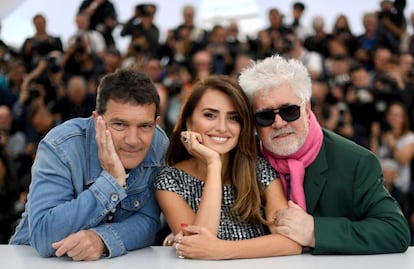 Antonio Banderas, Penélope Cruz y Pedro Almodóvar, posan para los fotógrafos, este sábado en el Festival de Cine de Cannes.