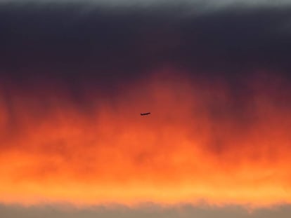 Um avião sulca o horizonte, em 9 de agosto de 2018, em Frankfurt, Alemanha.
