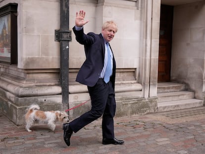 Boris Johnson, junto a su perro Dylin, salía este jueves de un colegio electoral en Londres.