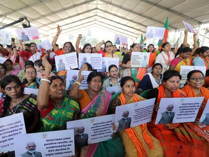 Activistas del Partido Bharatiya Janata (BJP) asisten a un mitin del primer Ministro indio, Narendra Modi, en Barasat, Bengala Occidental.