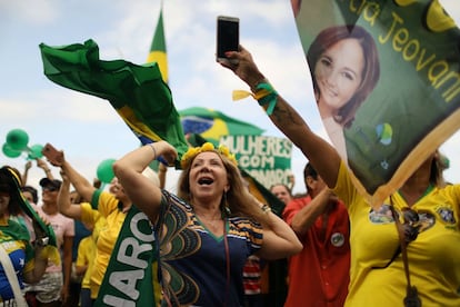 Durante o dia, houve também atos de apoiadores de Bolsonaro em ao menos 16 Estados. O candidato, que teve alta do hospital após 23 dias se recuperando de um atentado a faca, viajou para sua casa, no Rio de Janeiro.