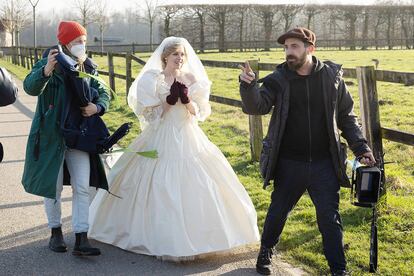 La actriz atiende al director Pablo Larraín durante el rodaje de ‘Spencer’.