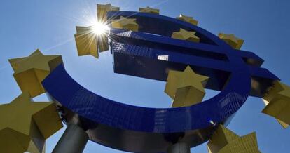 Símbolo del euro a las puertas del Banco Central Europeo, en Fráncfort.