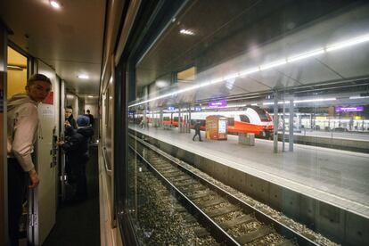 Varios pasajeros en un vagón del tren nocturno a la ciudad italiana de Milán en el momento de partir de la Estación Central de Viena.