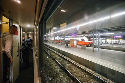 Varios pasajeros en un vagón del tren nocturno a la ciudad italiana de Milán en el momento de partir de la Estación Central de Viena.