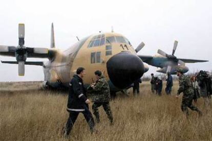 El Hércules C-130, minutos después del accidente.