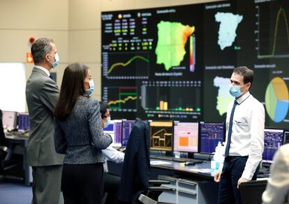 El Rey Felipe VI y a la Reina Letizia durante su visita a las instalaciones del Centro de Control de Electricidad en Madrid, este jueves.