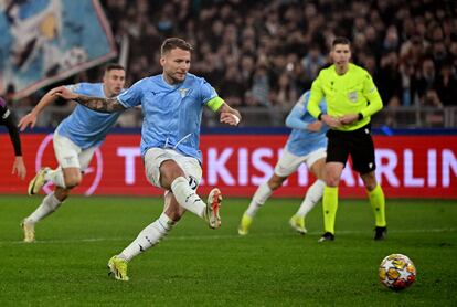 Ciro Immobile marcando de penalti ante el Bayern.