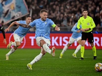 Ciro Immobile marcando de penalti ante el Bayern.