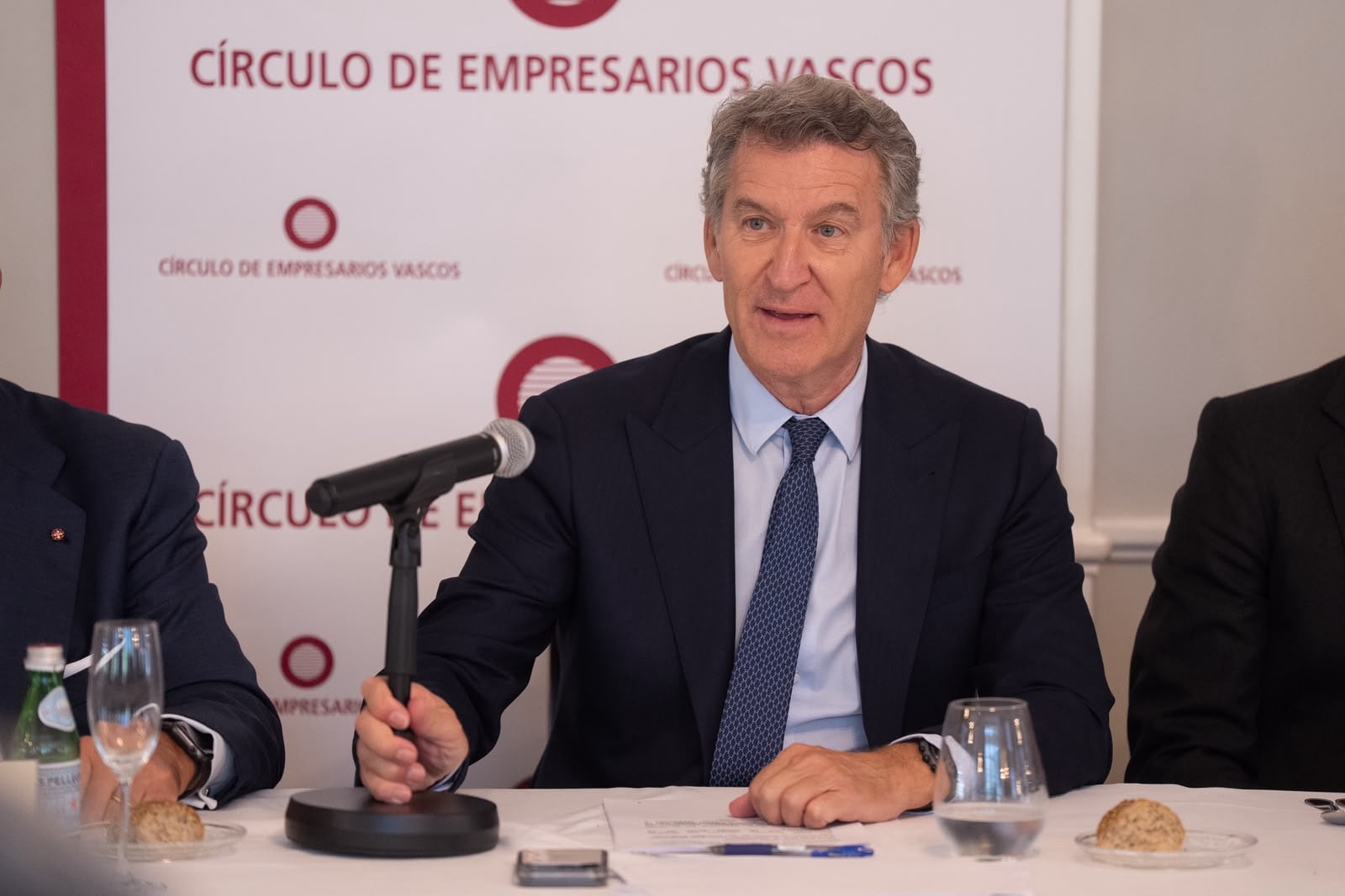 Feijóo presiona al PNV a través de los empresarios vascos: “Ninguna diferencia ideológica justifica estirar esto un año más”