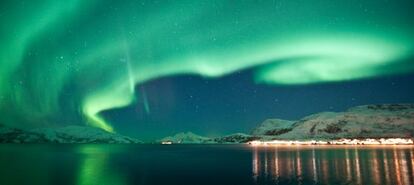 Una aurora boreal sobre Skullsfjord, en Kvaløya.