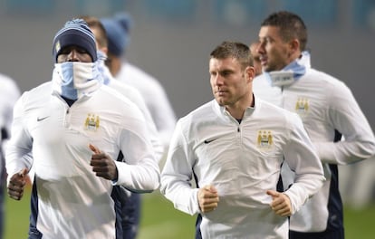 Los jugadores del Manchester City aparecen abrigados durante el entrenamiento en Moscú.