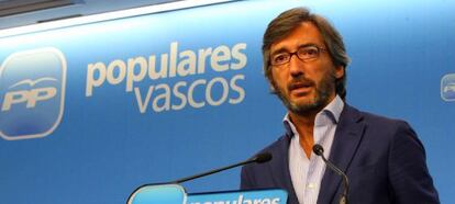 El secretario general del PP vasco, Iñaki Oyarzábal, durante su comparecencia de prensa.