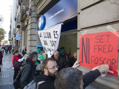 Protesta contra el tall de subministraments b&agrave;sics.