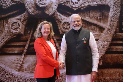 La vicepresidenta primera y ministra de Asuntos Económicos, Nadia Calviño, junto al primer ministro de India, Narendra Modi, este sábado en la cumbre del G-20 celebrada en Nueva Delhi.