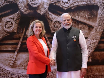 La vicepresidenta primera y ministra de Asuntos Económicos, Nadia Calviño, junto al primer ministro de India, Narendra Modi, este sábado en la cumbre del G-20 celebrada en Nueva Delhi.