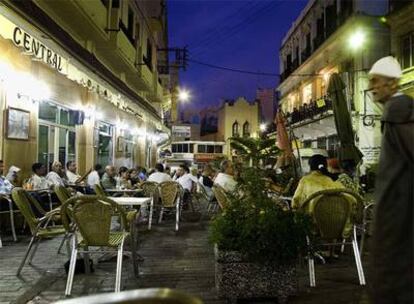 A la izquierda, el café Central, uno de los favoritos del escritor William Burroughs, en el Pequeño Zoco, donde también se hallan el café Fuentes y el Tingis.