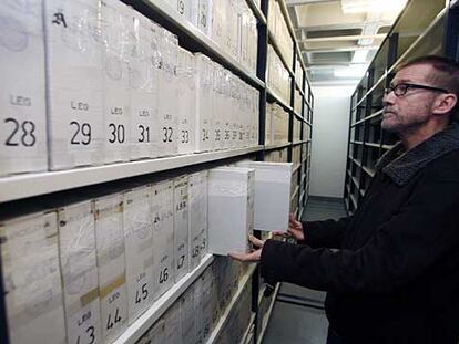 Los archivos con los legajos devueltos, en las estanterías del Archivo Nacional de Cataluña.