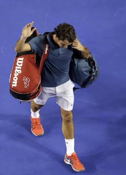 El tenista suizo Roger Federer abandona la pista tras la derrota ante el español Rafael Nadal en el partido de semifinales del Abierto de Australia de tenis que les enfrentó en Melbourne (Australia)