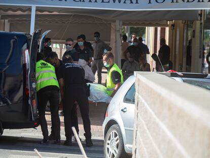 Traslado del cuerpo del conductor tras el suceso, el viernes.