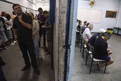 Brasileiros fazem fila para votar em um colégio eleitoral do Rio de Janeiro.