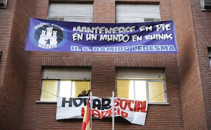 Pancartas colgadas en el edificio okupado por Hogar Social en 2015 en Chamberí.