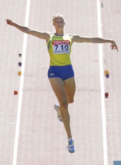 Carolina Kluft salta en los Mundiales de Helsinki.