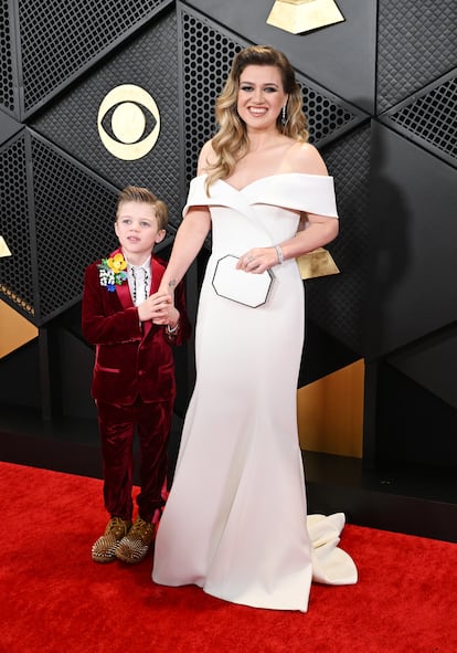 La ganadora de tres Grammy y cuatro American Music Awards Kelly Clarkson acudió en compañía de su hijo, Remington Alexander. Su vestido es de Jason Wu.