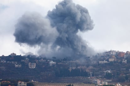 Una columna de humo se eleva sobre Jiam, en el sur de Lbano, tras un ataque israel este mircoles.