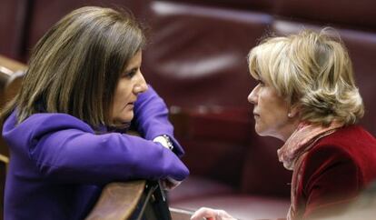 La ministra de Empleo, Fátima Bañez, charla con la diputada del PP Carmen Álvarez Arenas, durante el pleno.