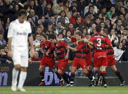 Los jugadores del Real Unión festejan uno de sus goles en el Bernabéu.