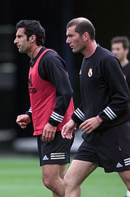 Figo y Zidane, durante el entrenamiento de ayer.