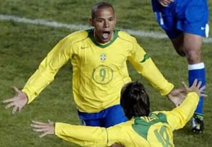 Luis Fabiano celebra el gol de la victoria brasileña.