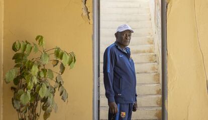 Golbert Diagne, a la puerta de su casa en Saint Louis (Senegal).