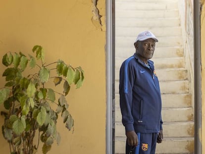 Golbert Diagne, a la puerta de su casa en Saint Louis (Senegal).