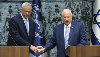 El líder centrista Benny Gantz (izquierda) y el presidente de Israel, Reuven Rivlin, el miércoles en Jerusalén.