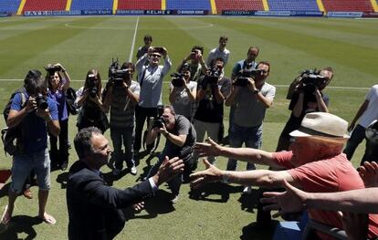 Caparrós, en el Ciutat de València, durante su presentación como técnico del Levante.