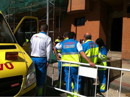 Los sanitarios del SUMMA atienden a los dos trabajadores en Alcorcón.